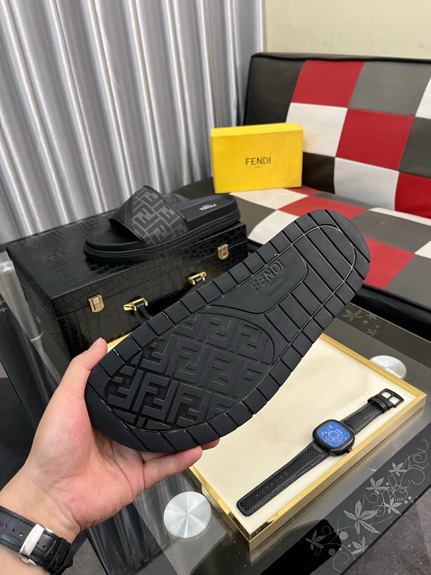 Men's men's shoes💰320⌚️⌚️FENDI Fendi slippers and sandals are shipped💄How can this summer be without the blessing of little monsters💄Original imported special hardware decorative pattern➕Original private model outsole! Details determine success or failure, good quality is not afraid of magnifying details! It feels super comfortable on your feet! This summer you need a pair of trendy, cool and comfortable sandals👣 Standard size: 38-443️⃣Colors available